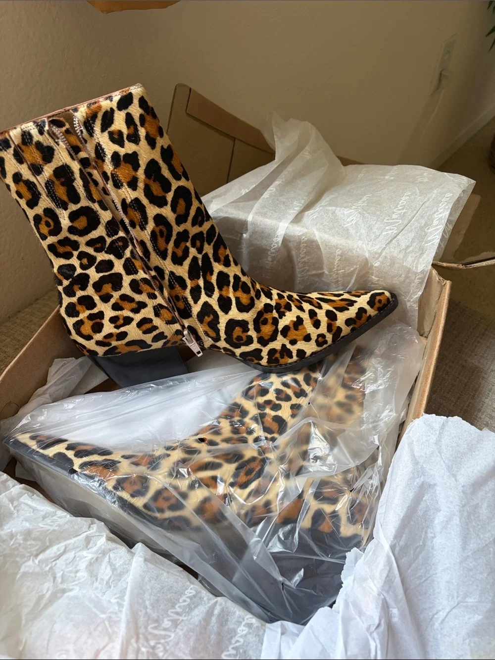 NWT never worn Matisse Leopard-Print Calf Hair Ankle Boots in Brown, Tan & Black